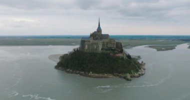 Deniz manzaralı kalede Mont Saint Michel. Normandiya ve Brittany 'nin birleştiği körfezde yer alan ada, dünyanın dört bir yanından gelen turistlerin dikkatini çekiyor. Yüksek kalite 4k görüntü