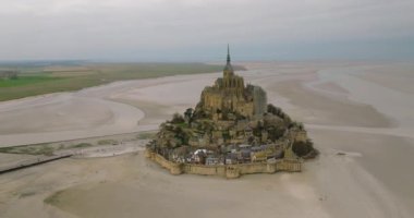 Mont Saint-Michel 'in üzerinden uç, Avrupa' nın en unutulmaz manzaralarından biri. Normandiya ve Brittany 'nin birleştiği körfezde yer alan ada, dünyanın dört bir yanından gelen turistlerin dikkatini çekiyor..