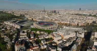  Hava aracı Eiffel Kulesi ve Seine Nehri Köprüsü 'ndeki trafik arabalarının günbatımı görüntüsü Paris, Fransa.