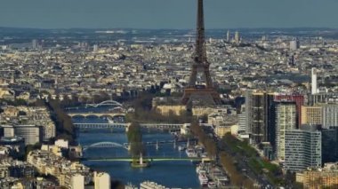  Hava aracı Eiffel Kulesi ve Seine Nehri Köprüsü 'ndeki trafik arabalarının günbatımı görüntüsü Paris, Fransa.