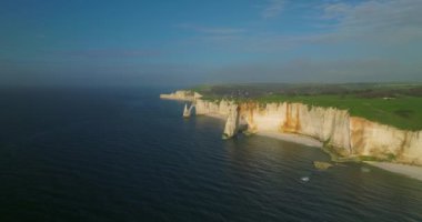 Sahildeki Fransız kaya simgesi. Fransa 'nın en popüler ve dünyanın dört bir yanından gelen turistler tarafından ziyaret edilen bir yer. Etretat, Normandiya, Fransa 'nın kayalıkları üzerindeki insansız hava aracı görüntüsü.