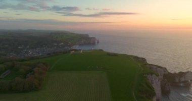 Sahildeki Fransız kaya simgesi. Fransa 'nın en popüler ve dünyanın dört bir yanından gelen turistler tarafından ziyaret edilen bir yer. Etretat, Normandiya, Fransa 'nın kayalıkları üzerindeki insansız hava aracı görüntüsü.