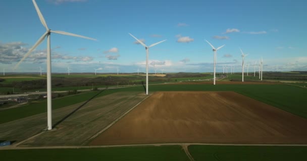 Große Weiße Stromerzeuger Die Strom Aus Dem Wind Erzeugen Windräder — Stockvideo