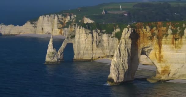 海岸沿いのフランスの岩のランドマーク フランスで最も人気があり 世界中から観光客が訪れる場所の1つです エチケット ノルマンディー フランスの崖の上のドローンビュー — ストック動画