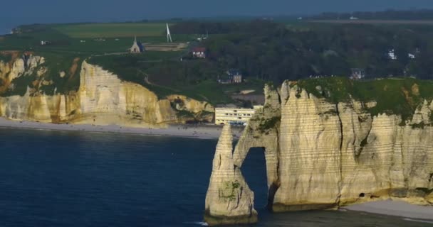 海岸沿いのチョーク崖のドローンビュー 人々は海の緑の岩に沿って歩く フランスのランドマーク ノルマンディーのエチケットのドローンによる空中ビュー — ストック動画
