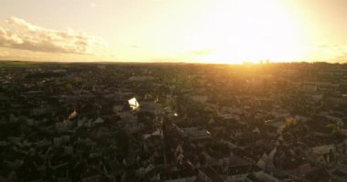 Fransa 'da güneşli bir yaz gününde, Fransız şehrinin şehir manzarasında, hava ve insansız hava aracı görüntüleri. Yüksek kalite 4k görüntü
