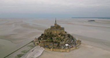 Mont Saint-Michel 'in üzerinden uç, Avrupa' nın en unutulmaz manzaralarından biri. Normandiya ve Brittany 'nin birleştiği körfezde yer alan ada, dünyanın dört bir yanından gelen turistlerin dikkatini çekiyor..