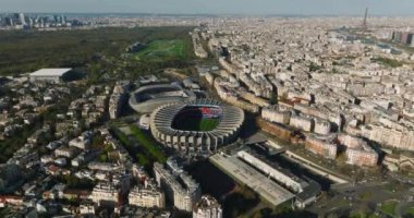  Hava aracı Eiffel Kulesi ve Seine Nehri Köprüsü 'ndeki trafik arabalarının günbatımı görüntüsü Paris, Fransa.