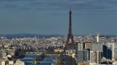  Hava aracı Eiffel Kulesi ve Seine Nehri Köprüsü 'ndeki trafik arabalarının günbatımı görüntüsü Paris, Fransa.