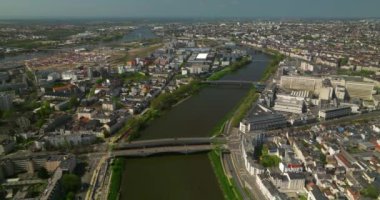Fransa 'nın Nantes şehrinin havadan manzarası. Şehir merkezinin ve çatıların kuş gözü. Nantes kasabasının havadan görünüşü, Fransa 'nın ana kuzeybatı metropoliten birleşimlerinden biri..