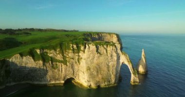 Bir İHA Fransa 'nın Etretat kentindeki tebeşir uçurumlarıyla kıyı şeridinde uçuyor. Atlantik Okyanusu 'nun kıyısındaki resim gibi bir yerin havadan görünüşü. Kayalar, uçurumlar, tepeler bir İHA 'dan kaydedilmiş..