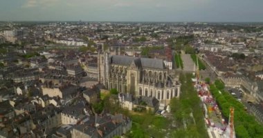 Fransa 'nın Nantes şehrinin havadan manzarası. Şehir merkezinin ve çatıların kuş gözü. Nantes kasabasının havadan görünüşü, Fransa 'nın ana kuzeybatı metropoliten birleşimlerinden biri..