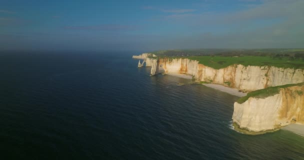 海滨的白垩峭壁 无人看得见 人们沿着海洋上的绿色岩石散步 法国的地标埃特雷塔特无人驾驶飞机在诺曼底的空中俯瞰 — 图库视频影像