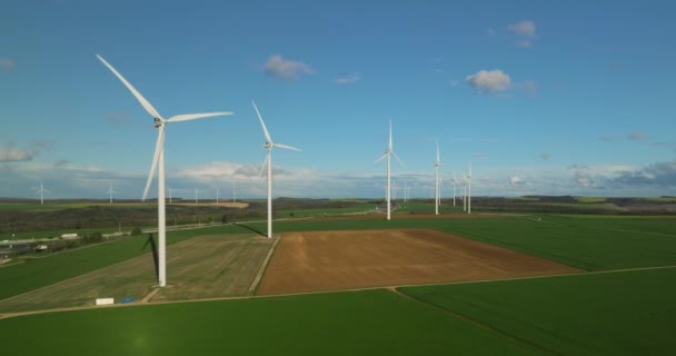 Große Weiße Stromerzeuger Die Strom Aus Dem Wind Erzeugen Windräder — Stockvideo