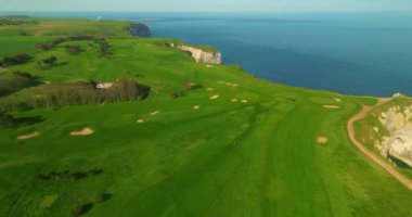 Etretat Fransa kıyı golf sahasının hava manzarası Etretat kıyı şeridi boyunca kayalıklara kurulmuştur. Okyanus kıyısında tepelerde yürüyen varlıklı yaşlılar için bir spor. Yeşil golf sahaları.