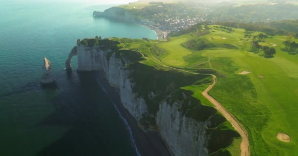 Vista Aérea Del Campo Golf Costero Etretat Francia Paisaje Verde — Vídeo de stock