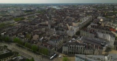 Fransa 'da güneşli bir yaz gününde, Fransız şehrinin şehir manzarasında, hava ve insansız hava aracı görüntüleri. Yüksek kalite 4k görüntü