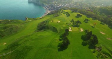 Etretat Fransa kıyı golf sahasının hava manzarası Etretat kıyı şeridi boyunca kayalıklara kurulmuştur. Okyanus kıyısında tepelerde yürüyen varlıklı yaşlılar için bir spor. Yeşil golf sahaları.