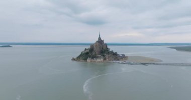 Mont Saint-Michel 'in üzerinden uç, Avrupa' nın en unutulmaz manzaralarından biri. Normandiya ve Brittany 'nin birleştiği körfezde yer alan ada, dünyanın dört bir yanından gelen turistlerin dikkatini çekiyor..