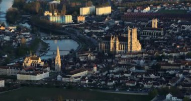 Fransa 'da güneşli bir yaz gününde, Fransız şehrinin şehir manzarasında, hava ve insansız hava aracı görüntüleri. Yüksek kalite 4k görüntü