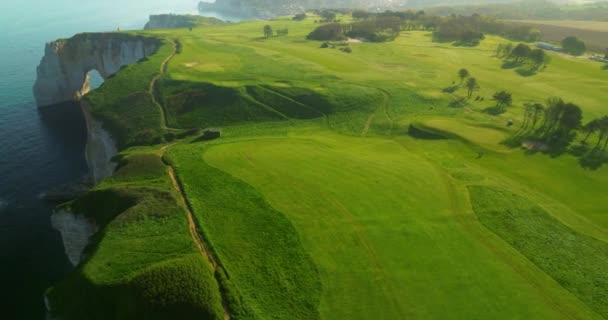 Flygfoto Över Etretat Frankrike Kust Golfbana Grönt Landskap Som Ligger — Stockvideo