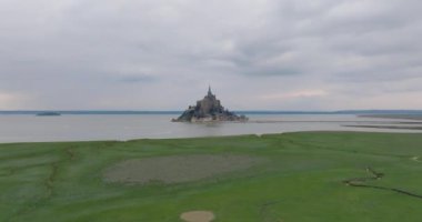 Mont Saint-Michel 'in üzerinden uç, Avrupa' nın en unutulmaz manzaralarından biri. Normandiya ve Brittany 'nin birleştiği körfezde yer alan ada, dünyanın dört bir yanından gelen turistlerin dikkatini çekiyor..