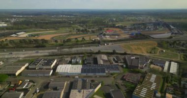 Le Mans 'taki 24 saatlik Dayanıklılık Yarışı' na ev sahipliği yapan pistin hava görüntüsü. Avrupa 'nın ünlü dolambaçlı pisti. Fransa 'da araba yarışı. Yüksek kalite 4k görüntü