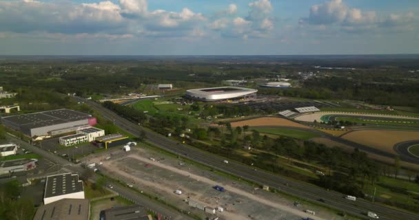 在勒芒举行的24小时终站赛车比赛的赛道空中景观 欧洲有名的绕行道 法国的赛车比赛高质量的4K镜头 — 图库视频影像