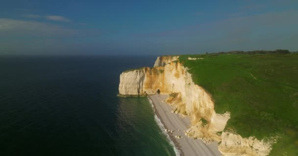해변에 절벽을 수있다 사람들은 바다의 바위들을 걷습니다 프랑스의 랜드마크 공중에서 — 비디오