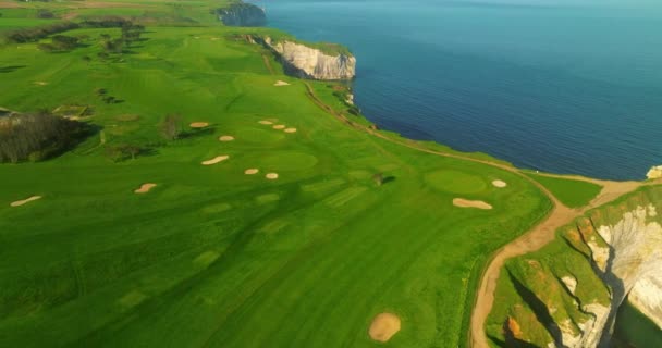 埃特赖特法国海岸高尔夫球场的空中景观绿色景观设置在埃特赖特海岸线的悬崖上 给在海边爬山的有钱老年人的体育活动 绿色高尔夫球场 — 图库视频影像