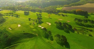 Atlantik Okyanusu kıyısındaki Fransız golf sahalarının insansız hava aracı çekimi. Taze, temiz hava ve sabahın erken saatlerinde yeşil golf sahalarında yürümek ve yaşlı, zengin insanlar için sağlıklı bir yaşam tarzı..