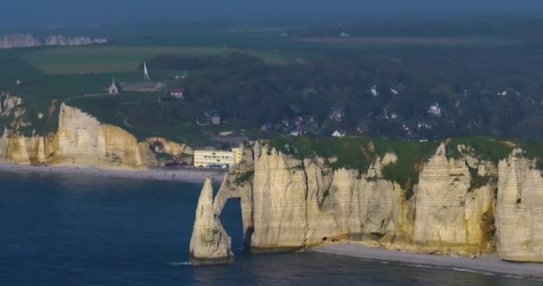 大西洋岸のフランスのランドマークのドローンショット 大西洋に囲まれたフランスの海岸 緑の牧草地とフランスの高い崖 海岸沿いを歩く人々 — ストック動画