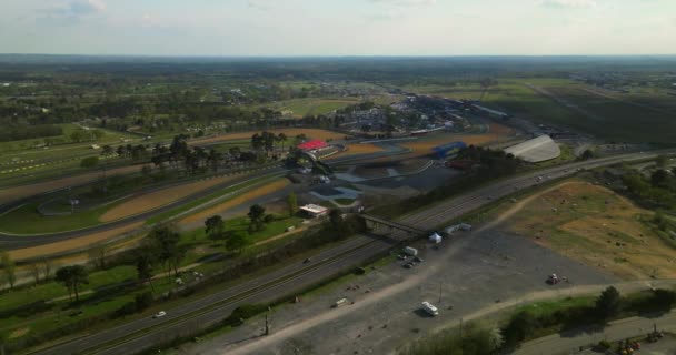 マンで24時間耐久レースを開催するレーストラックの空中ビュー ヨーロッパで有名な曲がりくねった道 フランスでのカーレース 高品質4K映像 — ストック動画