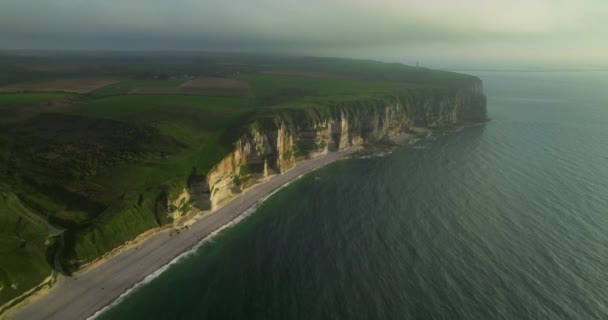 Κηφήνας Άποψη Των Βράχων Κιμωλία Στην Ακτή Άνθρωποι Περπατούν Κατά — Αρχείο Βίντεο