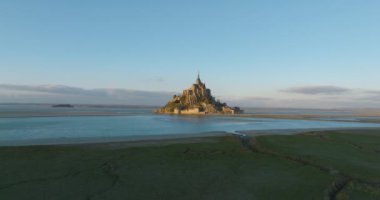 Mont Saint-Michel 'in üzerinden uç, Avrupa' nın en unutulmaz manzaralarından biri. Normandiya ve Brittany 'nin birleştiği körfezde yer alan ada, dünyanın dört bir yanından gelen turistlerin dikkatini çekiyor..