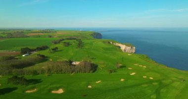 Atlantik Okyanusu kıyısındaki Fransız golf sahalarının insansız hava aracı çekimi. Taze, temiz hava ve sabahın erken saatlerinde yeşil golf sahalarında yürümek ve yaşlı, zengin insanlar için sağlıklı bir yaşam tarzı..