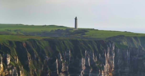 大西洋岸のフランスのランドマークのドローンショット 大西洋に囲まれたフランスの海岸 緑の牧草地とフランスの高い崖 海岸沿いを歩く人々 — ストック動画