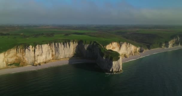 Drone View Chalk Cliffs Seashore People Walk Green Rocks Ocean — Stock Video