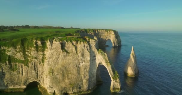 Estabelecendo Tiro Bela Costa Rochosa Oceano Atlântico França Pôr Sol — Vídeo de Stock