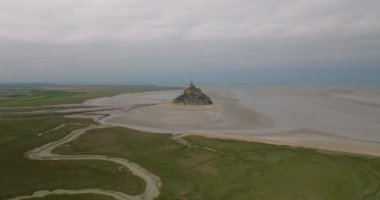 Mont Saint-Michel 'in üzerinden uç, Avrupa' nın en unutulmaz manzaralarından biri. Normandiya ve Brittany 'nin birleştiği körfezde yer alan ada, dünyanın dört bir yanından gelen turistlerin dikkatini çekiyor..