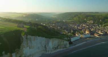 Atlantik kıyısındaki Fransız sınır işaretinin insansız hava aracı görüntüsü. Fransa kıyıları Atlantik Okyanusu ile çevrilidir. Fransa 'da yeşil çayırları olan yüksek uçurumlar. Deniz kıyısında yürüyen insanlar.
