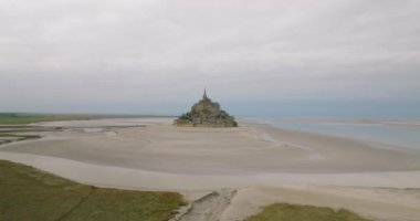 Deniz manzaralı kalede Mont Saint Michel. Normandiya ve Brittany 'nin birleştiği körfezde yer alan ada, dünyanın dört bir yanından gelen turistlerin dikkatini çekiyor. Yüksek kalite 4k görüntü