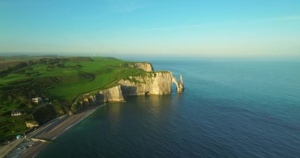 無人機は フランスのエチケットのチョーク崖と海岸線を飛行します 大西洋の岸に絵のような場所の空中ビュー ドローンから記録された丘 — ストック動画