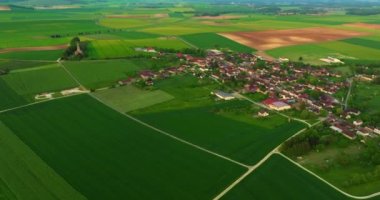 Fransız köyünün hava görüntüsü, Fransa 'nın merkezinde küçük bir köy. Fransa 'daki Villeneuve-au-Chemin komünü, Champagne bölgesinde yer almaktadır..