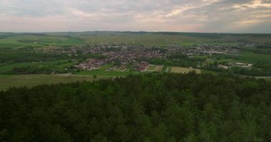 Chablis, Burgundy Bölgesi 'nin Yonne iline bağlı bir kasabadır. Seran Nehri Vadisi 'nde..