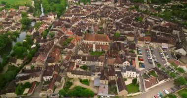 Chablis, Burgundy Bölgesi 'nin Yonne iline bağlı bir kasabadır. Seran Nehri Vadisi 'nde..