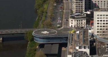 Hastalara acil bakım için tıbbi havacılık. Nantes Memorial Hastanesi 'nin helikopter pisti. Nehrin kıyısındaki bir Fransız şehrinin merkezinde modern bir hastane..