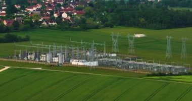 Yüksek voltajlı elektrik santrali. Uçan İHA 'nın görüntüsü. Geniş açı, yüksek voltajlı elektrik santrali, uzun kolonlar ve voltaj dağıtım kabloları. Dönüştürme istasyonu ve elektrik santrali.