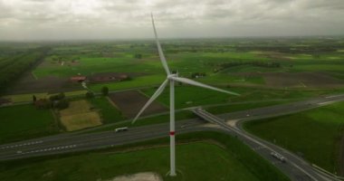 Yel değirmenlerinin hava manzarası. Yenilenebilir enerji. Güzel bulutlu gökyüzünde enerji üretimi için yel değirmenlerinin hava manzarası. Rüzgar güç türbinleri sürdürülebilir kalkınma için temiz yenilenebilir enerji üretiyor.