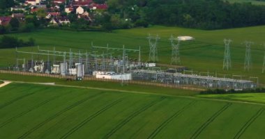 Yüksek voltajlı elektrik santrali. Uçan İHA 'nın görüntüsü. Geniş açı, yüksek voltajlı elektrik santrali, uzun kolonlar ve voltaj dağıtım kabloları. Dönüştürme istasyonu ve elektrik santrali.